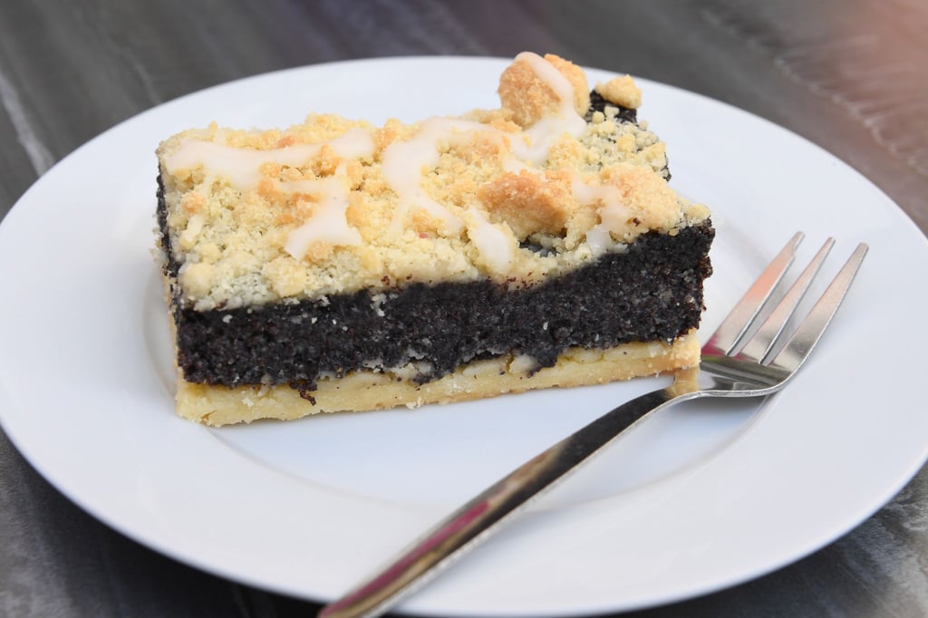 Ein Stück Kuchen steht in einem Cafe auf einem Tisch.