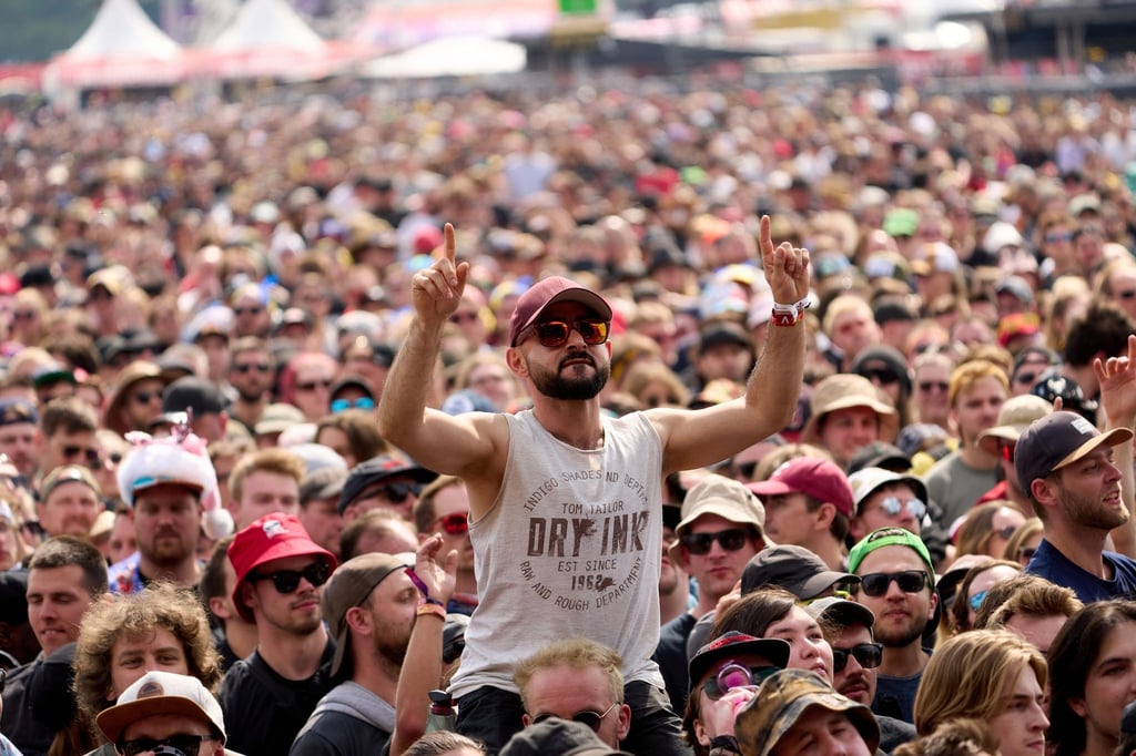 Rockfans drängen sich beim Open-Air-Festival "Rock am Ring".