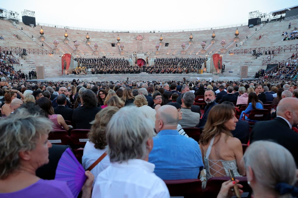 Menschen besuchen ein Galakonzert in der Arena von Verona, um die Anerkennung der italienischen Opernkunst durch die UNESCO zu feiern, in Verona, Italien.