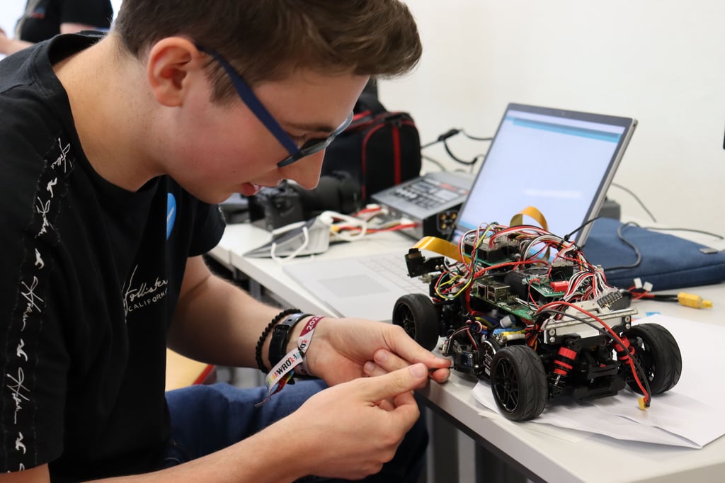An der Uni hat Ende April die World Robot Olympiad am 27. April stattgefunden, an der auch junge Nachwuchsingenieure zwischen 11 und 15 Jahren teilnehmen konnten.