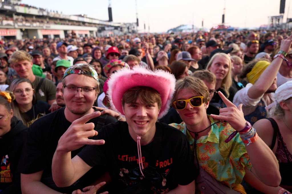 Fans beim Auftritt derRockband „Queen s of the Stone Age“ beim Open-Air-Festival „Rock am Ring“.
