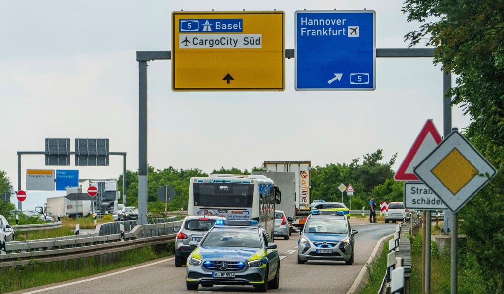 Die Polizei sperrt wegen einer Weltkriegsbombe die Zufahrt über die L3262 zum Flughafen/Cargo City Süd ab.