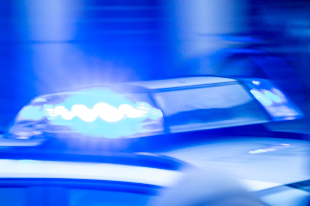 Ein Polizeiauto ist mit Blaulicht unterwegs.