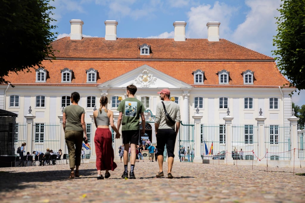 Besucher kommen zum Tag der offenen Tür ins Schloss Meseberg.