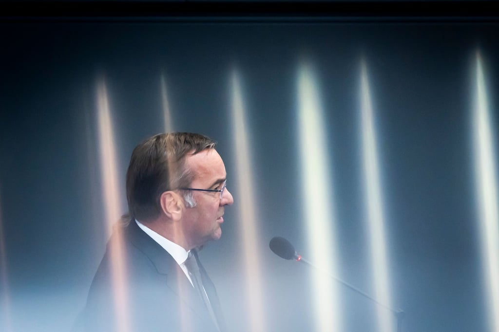 Boris Pistorius, Bundesminister der Verteidigung, spricht im Plenum des Deutschen Bundestages.