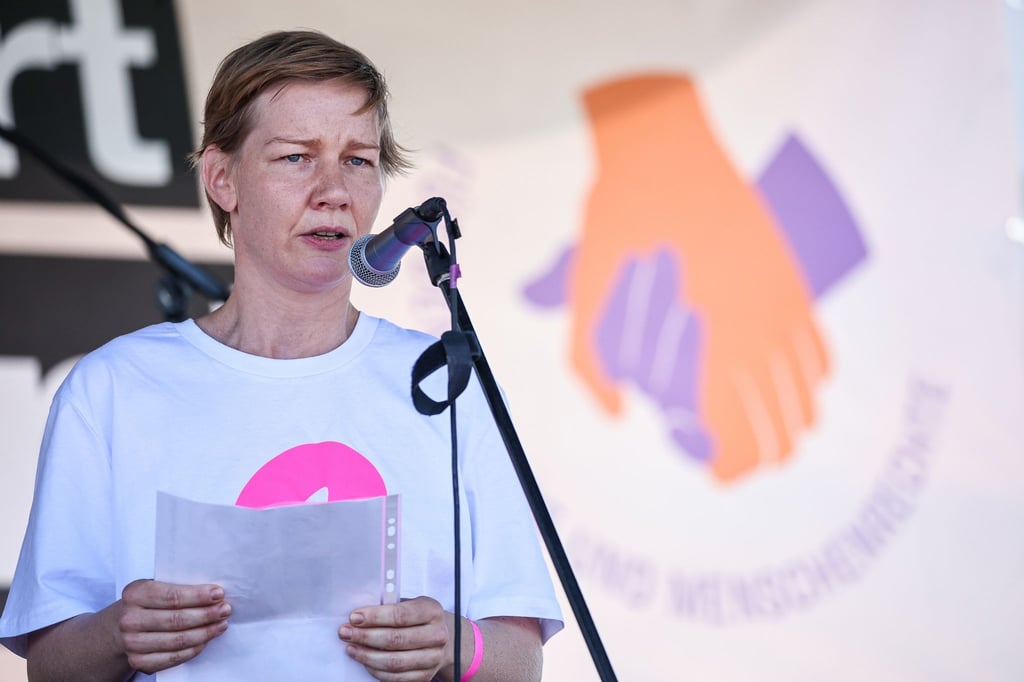 Die deutsche Schauspielerin Sandra Hüller spricht bei der Kundgebung „Hand in Hand für Demokratie und Menschenrechte“ gegen Rechtsextremismus auf dem Leuschnerplatz.