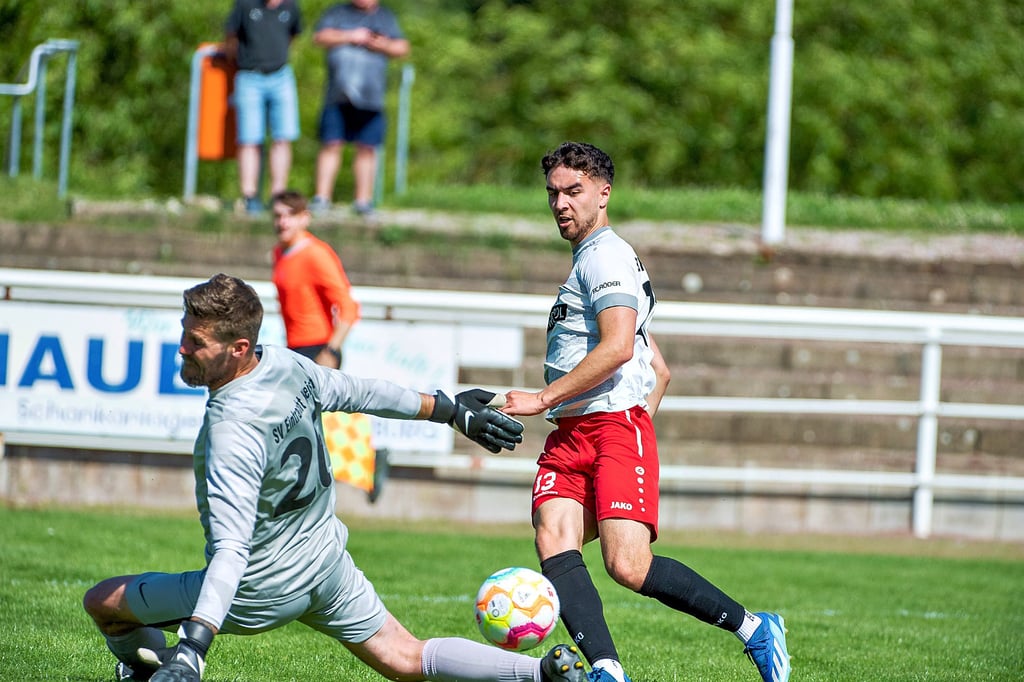 Auch dieser Treffer von Nicolas Kuttner (r.) zum 3:1-Endstand gegen Eintracht Kreisfeld reichte der Reserve des SC Naumburg nicht zum Klassenerhalt, weil Spergau parallel in Herrengosserstedt gewann.