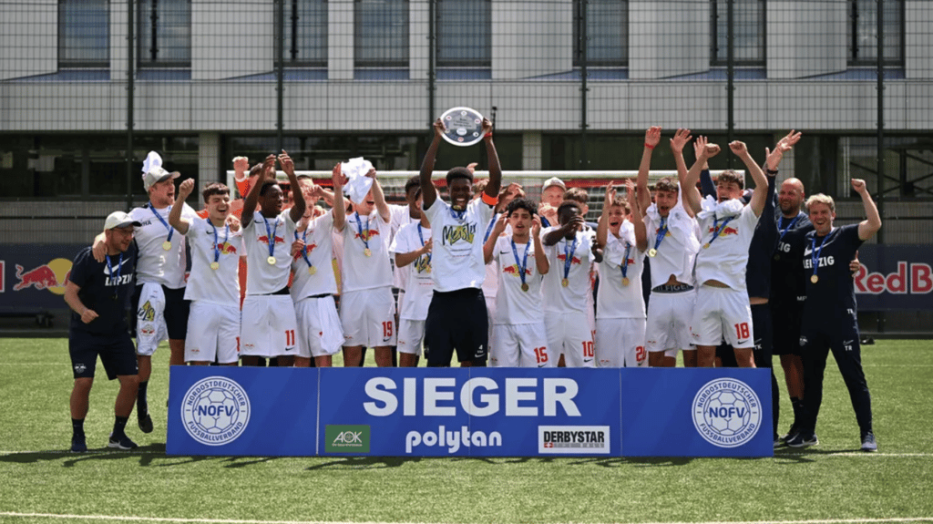 Die U16 feiert die Meisterschaft.