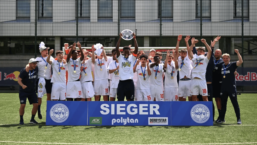 Die U16 feiert die Meisterschaft.