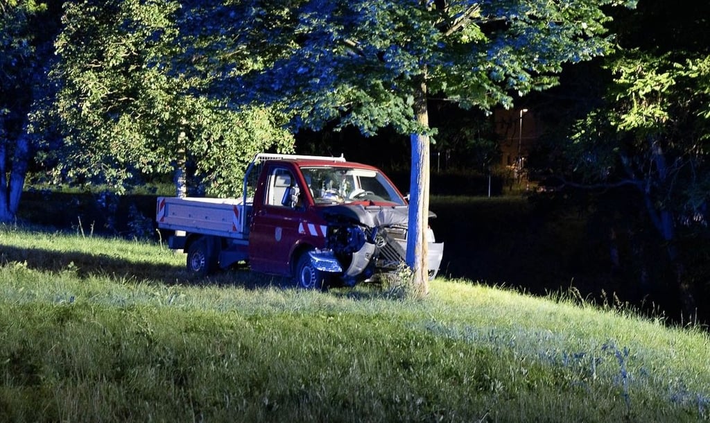 Der Transporter fuhr am Sonnabend im Ortsteil Thurland frontal gegen einen Baum.
