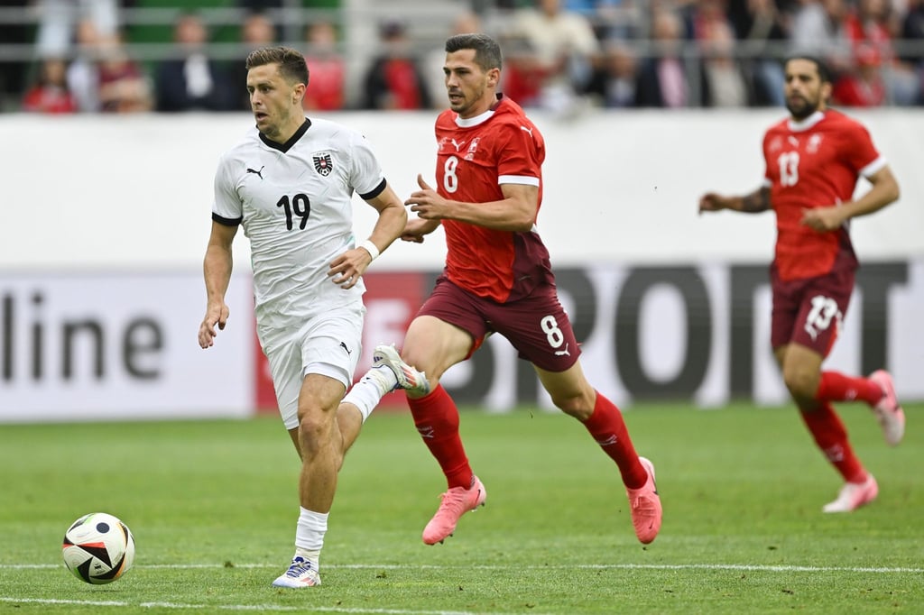 Der Österreicher Christoph Baumgartner (l) überholt den Schweizer Remo Freuler und schießt das 0:1.