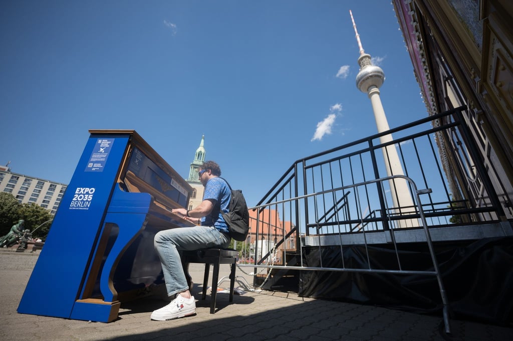 Ein Mann spielt das Global Goals Klavier Nr. 16: „Frieden, Gerechtigkeit und starke Institutionen“, dass anlässlich der Europawahl in Deutschland in Sichtweite des Fernsehturms steht.