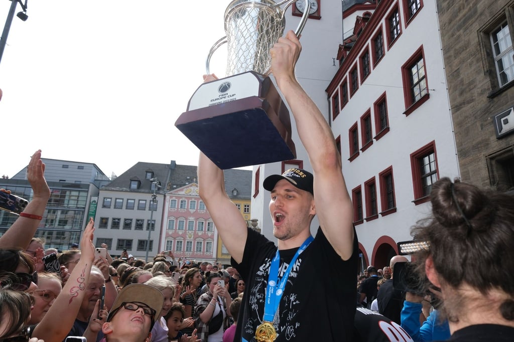 Jonas Richter, Kapitän des Basketballteams Niners Chemnitz, jubelt mit dem Pokal.