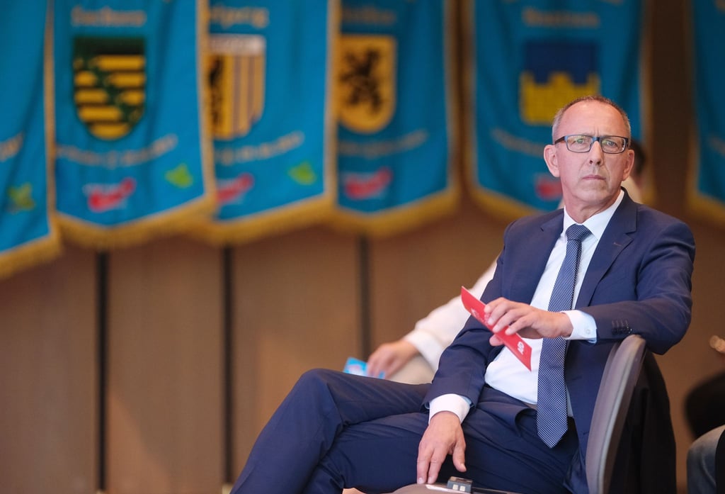 Jörg Urban, Parteichef der AfD Sachsen, sitzt beim Landesparteitag der sächsischen AfD.