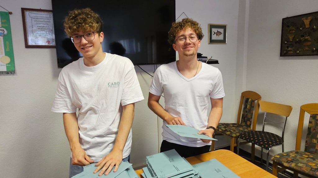 In Schkopau waren die beiden Brüder Raik (17) und Finn Meißner (19) als Wahlhelfer bei der Europa- und Kommunalwahl 2024 im Einsatz. 