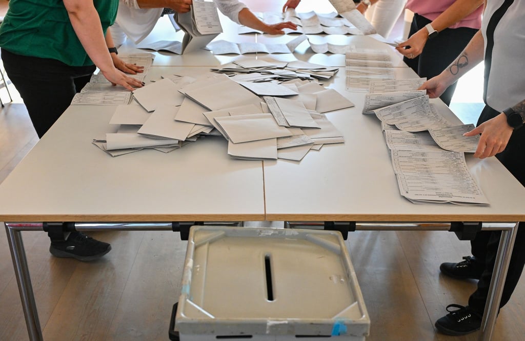 Kurz nach 18 Uhr werden in Frankfurt (Oder) die Stimmzettel aus der Wahlurne zur Europawahl ausgezählt.