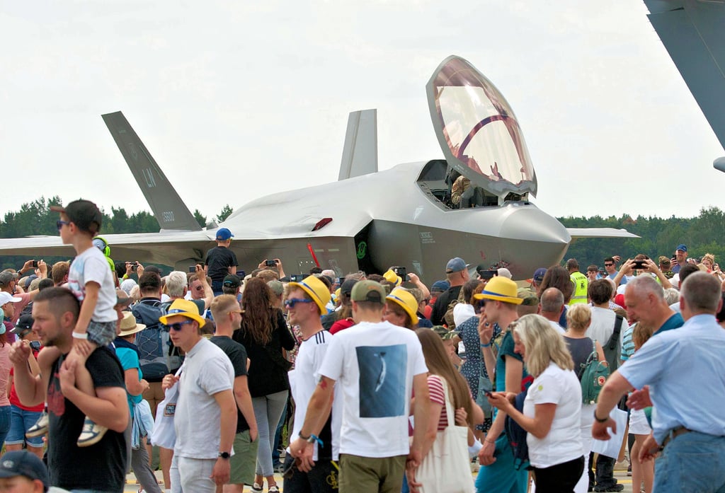 Mehr als 36.000 Besucher registrierte die Bundeswehr am Sonnabend beim Tag der Bundeswehr im Fliegerhorst Holzdorf. In der Spitze waren etwa 29.000 Menschen gleichzeitig auf dem Flugplatz.
