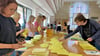 Die Wahlhelfer der sechs Briefwahllokale im Rathaus Halberstadts starten das Auszählen. 