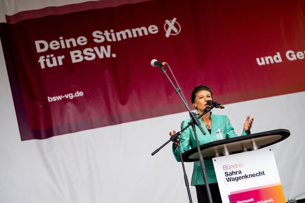Sahra Wagenknecht (BSW), Parteivorsitzende, spricht beim Wahlkampfschluss des BSW am Neptunbrunnen in Berlin-Mitte.
