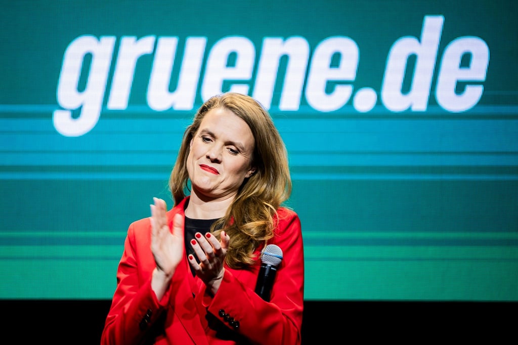 Terry Reintke, Spitzenkandidatin der Grünen für die Europawahl 2024, steht bei der Wahlparty der Grünen in der Columbiahalle, nachdem die ersten Hochrechnungen bekannt gegeben wurden, auf der Bühne.
