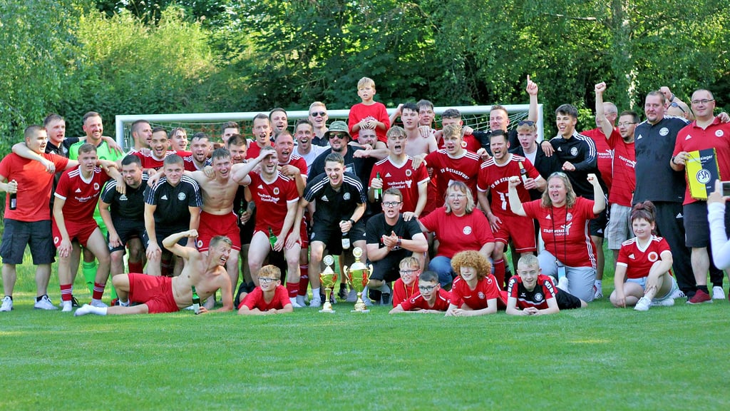 Nachdem der Pokal von den FSA-Verantwortlichen von Schönebeck nach Staßfurt gebracht wurde, war Zeit für das obligatorische Jubelfoto.