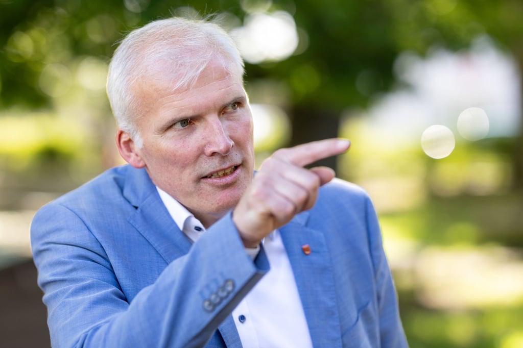 Andreas Bausewein (SPD), Oberbürgermeister, spricht nach seiner Stimmabgabe bei den Kommunalwahlen in Thüringen. Gewählt werden 17 Kreistage, Stadträte und Oberbürgermeister in den 5 kreisfreien Städten und Landräte in 13 Landkreisen, dazu kommen die Wahlen für 600 Stadt- und Gemeinderäte.