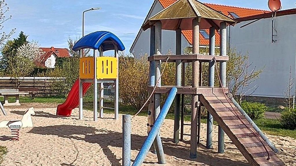 Der Spielplatz in Weddendorf hat jetzt endlich auch eine Rutsche .