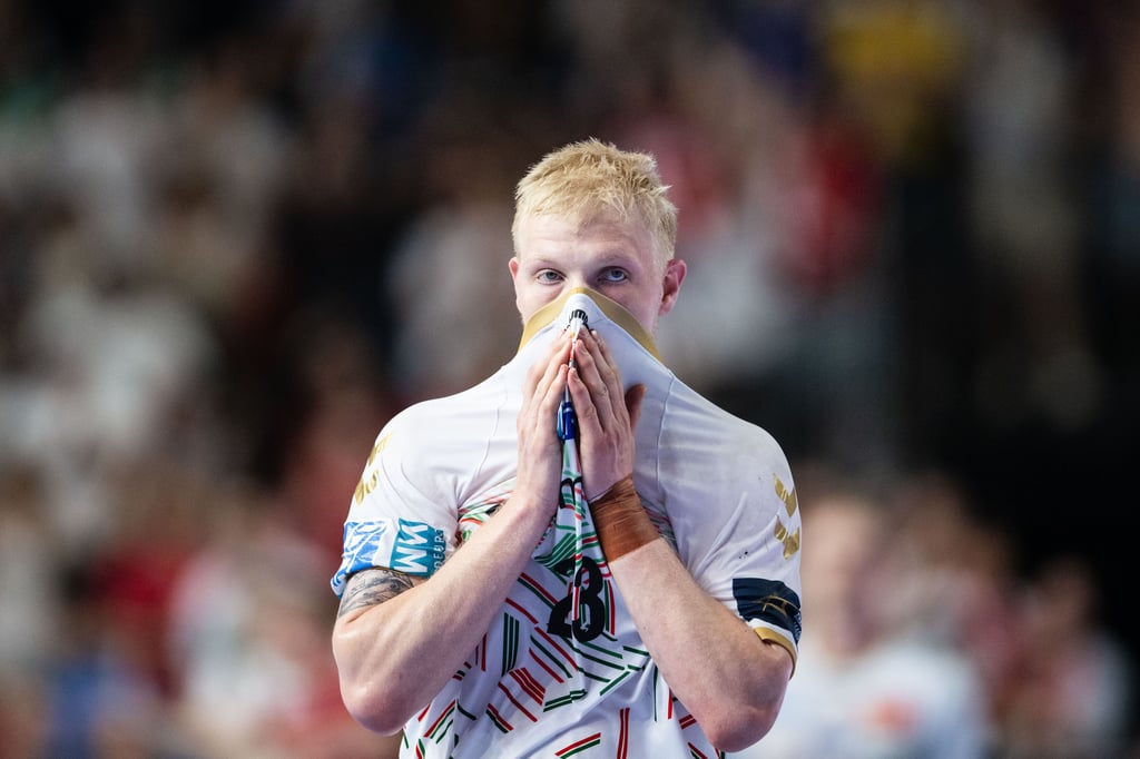 Handball: Champions League, Magdeburgs Magnus Saugstrup ist die Enttäuschung nach der Niederlage gegen Aalborg deutlich anzusehen. Foto:
