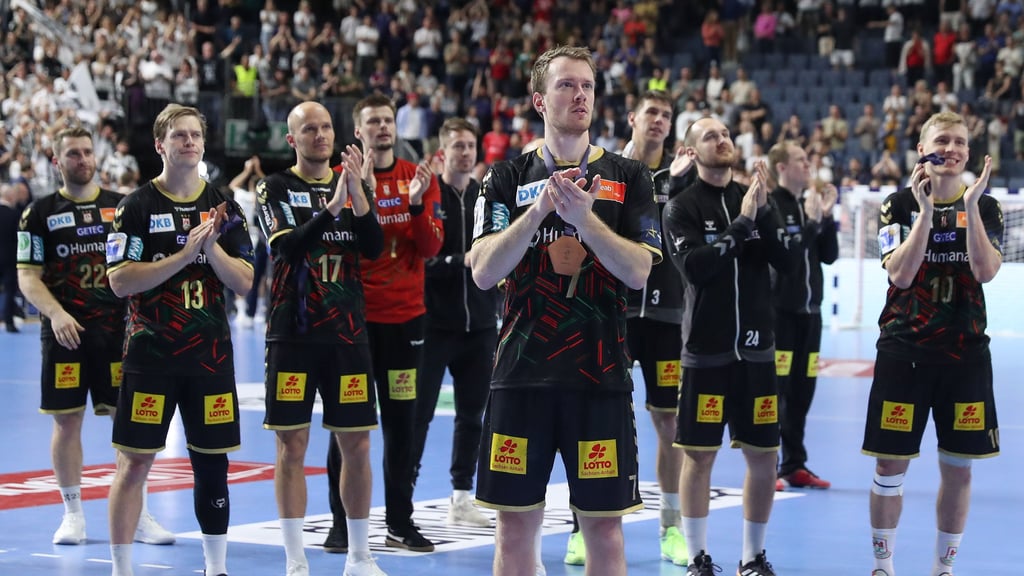 Auch nach dem Spiel um Platz drei gegen den THW Kiel hatten die SCM-Spieler um Felix Claar (vorne) keinen Grund zum Jubeln.
