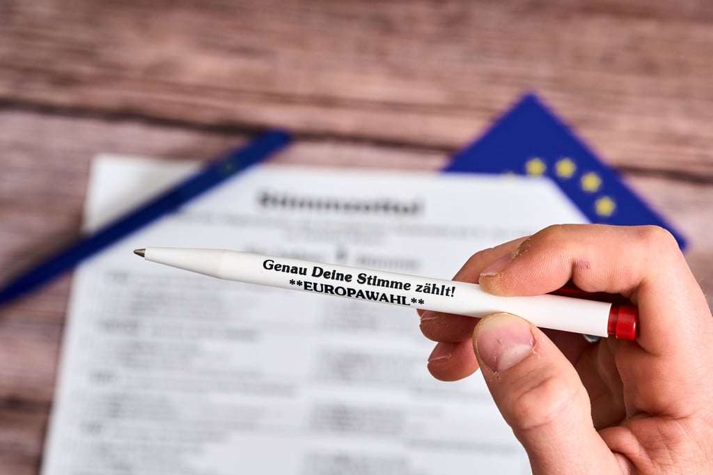 Der Schriftzug auf dem Kugelschreiber wirbt für die Europawahl. die am 9. Juni stattfand..