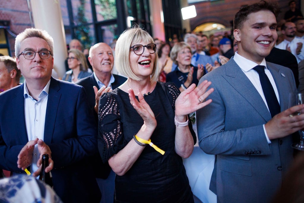 Parteianhänger der FDP jubeln am Sonntag in der FDP-Parteizentrale in Berlin bei Bekanntgabe der ersten Prognosen zu den Ergebnissen bei der Europawahl 2024.