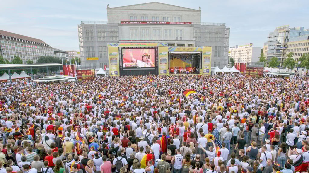 Auch bei der Heim-WM 2006 verfolgten Massen auf der Fanmeile am Leipziger Augustusplatz die Spiele beim Public Viewing.