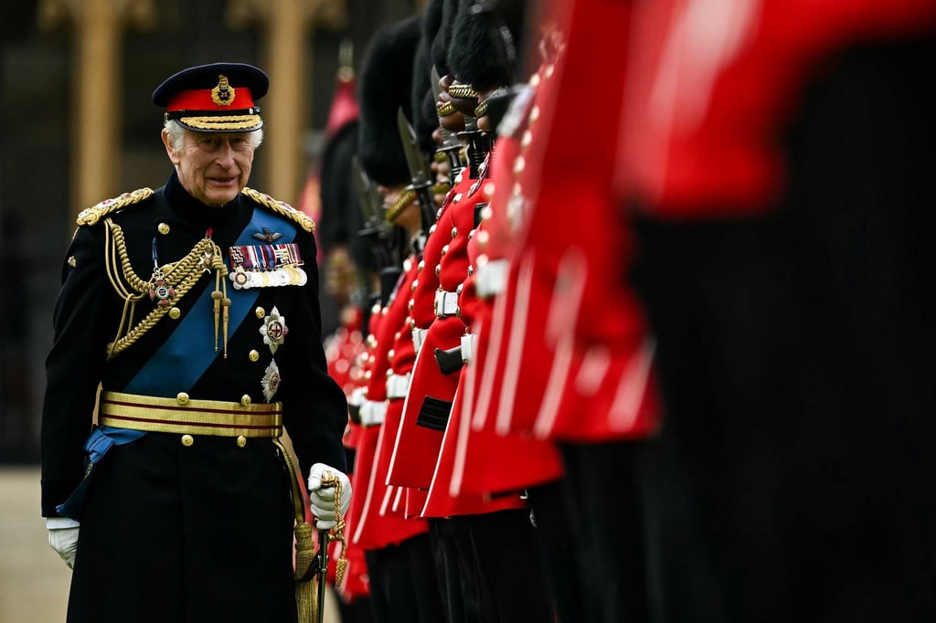 König Charles III. überreicht den Kompanien Nr. 9 und Nr. 12 der Irish Guards neue Fahnen.