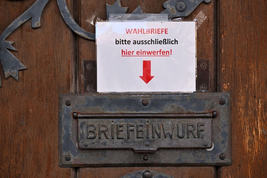 „Wahlbriefe bitte ausschließlich hier einwerfen!“, steht auf dem Papier an einem Briefkasten.