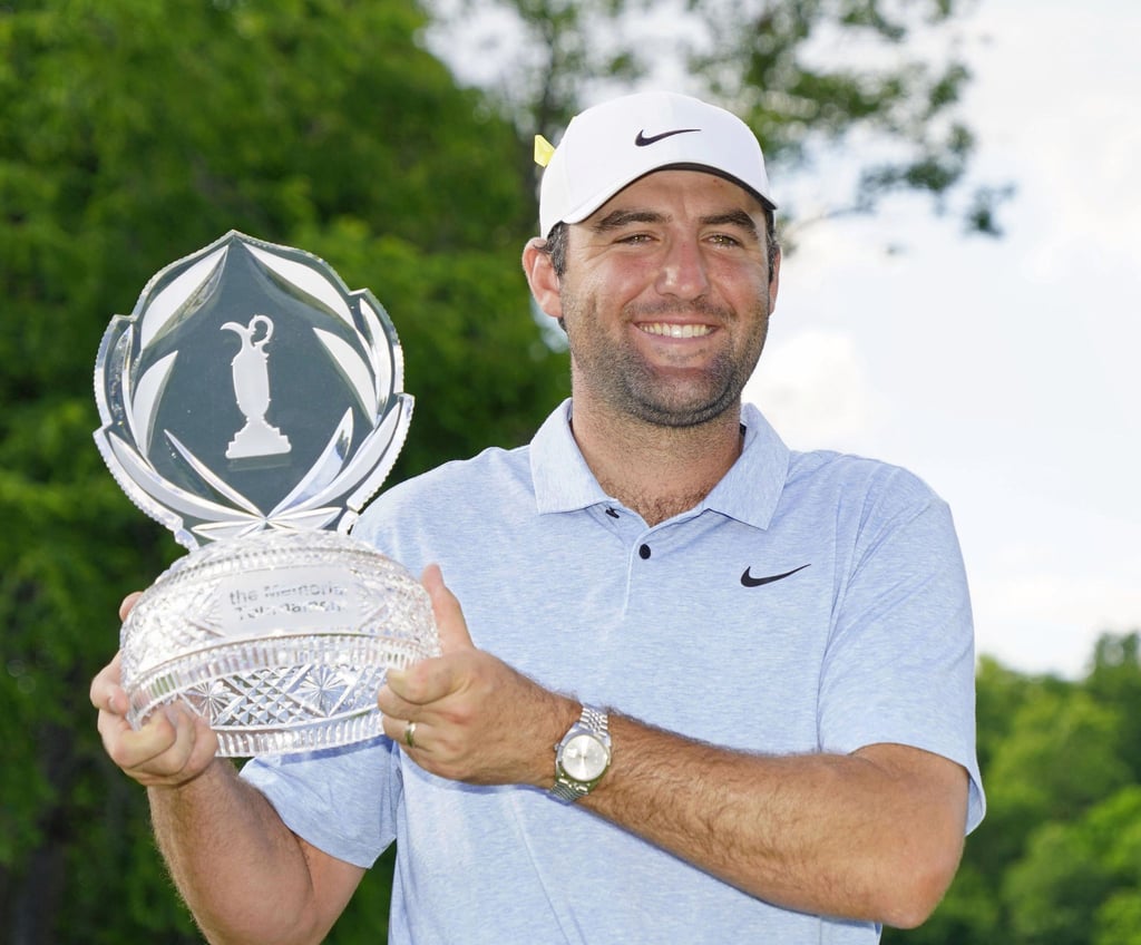 Scottie Scheffler mit der Siegertrophäe.