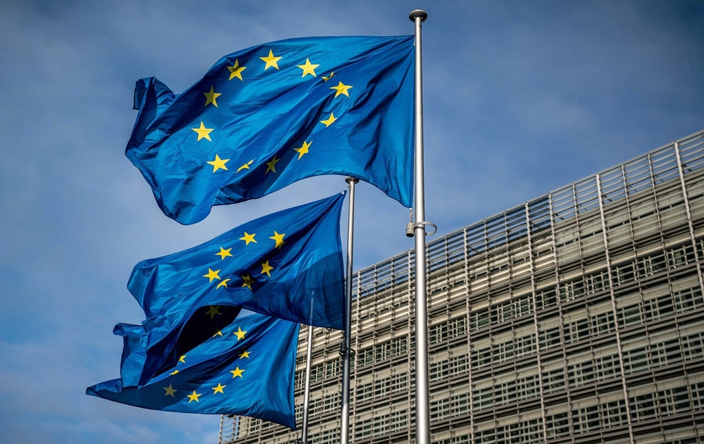 Europaflaggen wehen vor dem Sitz der Europäischen Kommission.