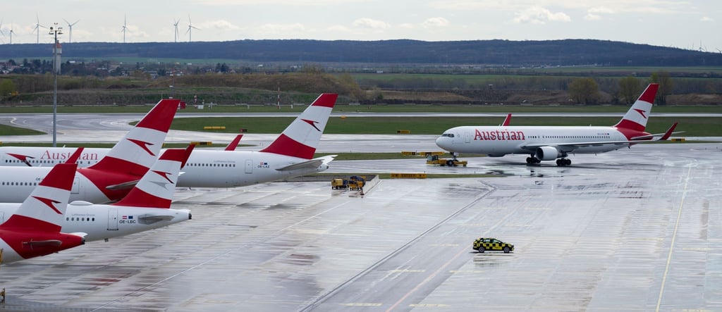 Geparkte Flugzeuge der Austrian Airlines (AUA) am Flughafen Wien-Schwechat (Archivbild).