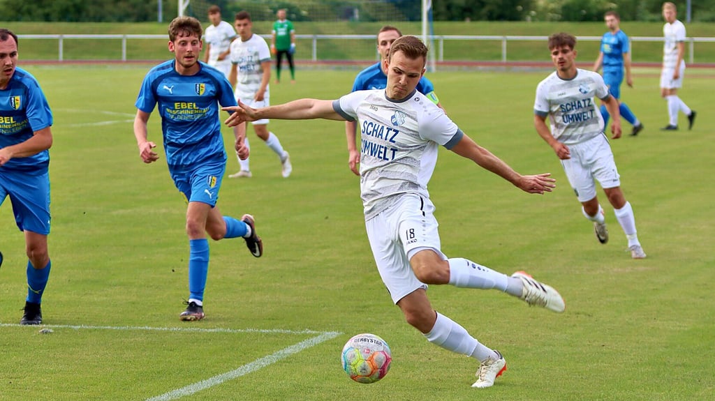 Janek Hetke (VfB Sangerhausen) bei einer drangvollen Aktion.