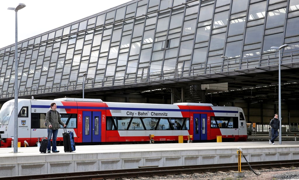 Ein Dieseltriebwagen der City-Bahn Chemnitz GmbH fährt in den Hauptbahnhof Chemnitz (Sachsen).