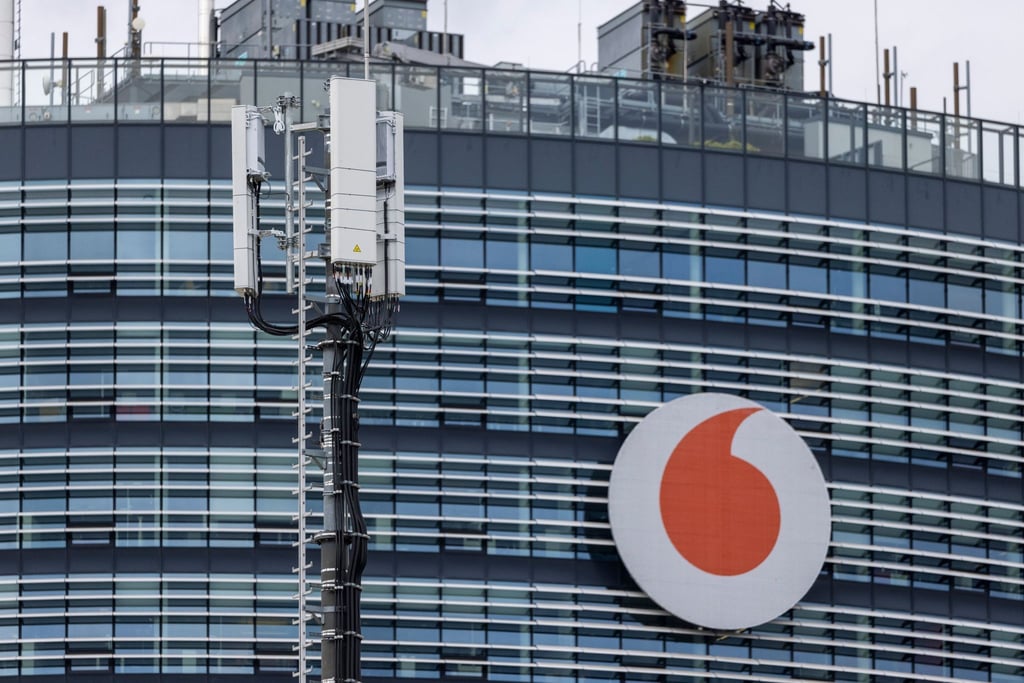 Mobilfunkantennen von Vodafone sind vor der Deutschlandzentrale installiert: Der Telekommunikationsanbieter will sein Handynetz in Deutschland weiter ausbauen.