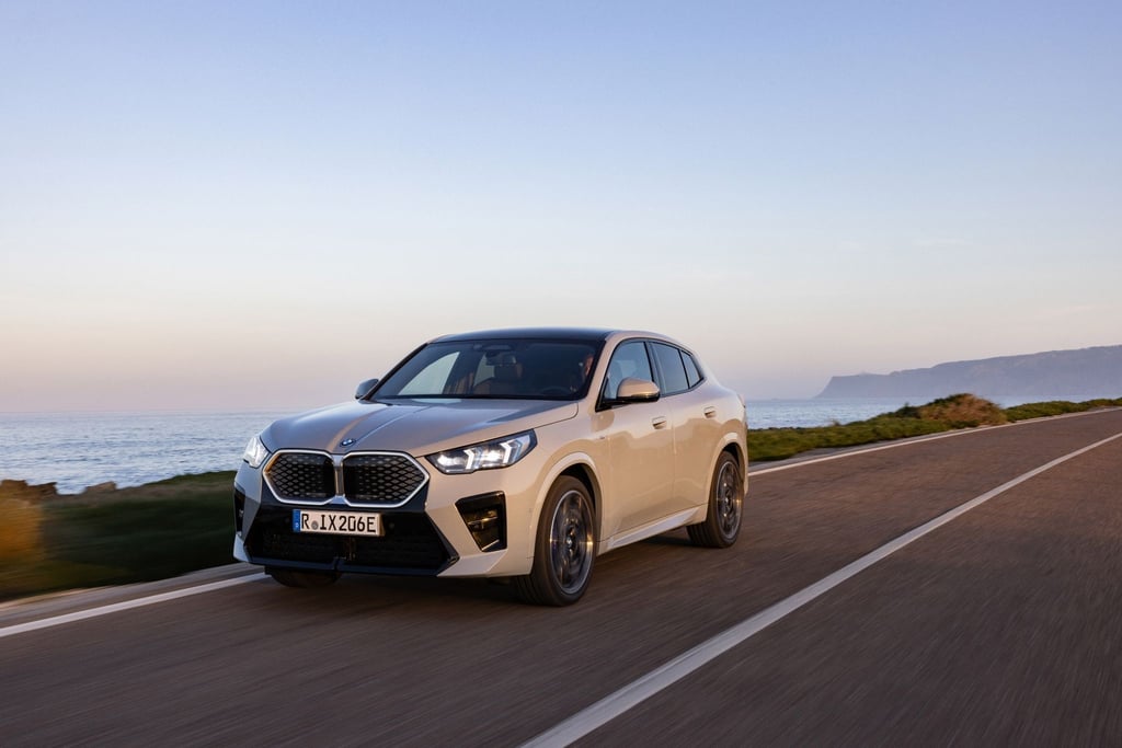 Das SUV-Coupé von BMW fährt als iX2 auch rein elektrisch vor.