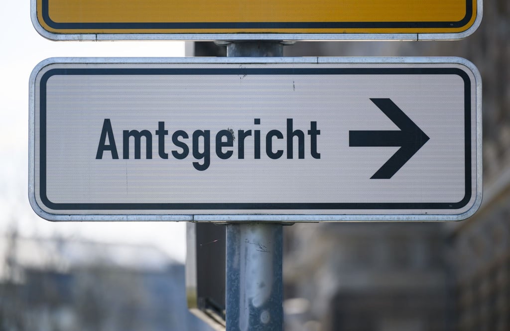 Ein Schild weist den Weg zum Dresdner Amtsgericht.