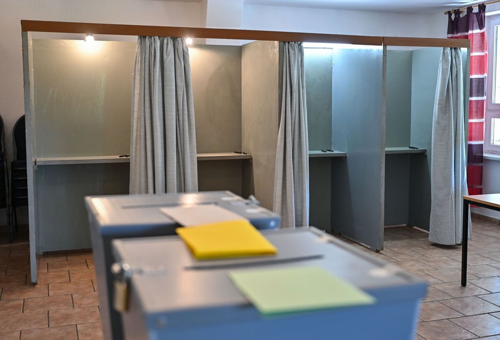 Leere Wahlkabinen sind in einem Wahllokal in Sachsen zu sehen.