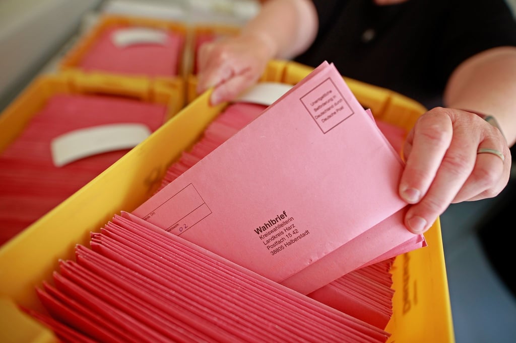 Blick in die Poststelle des Landkreises Harz. Martina Gutmann aus der Poststelle der Verwaltung des Landkreises Harz sortiert eingehende Briefwahlumschläge für die Europawahl nach Wahlbezirken.