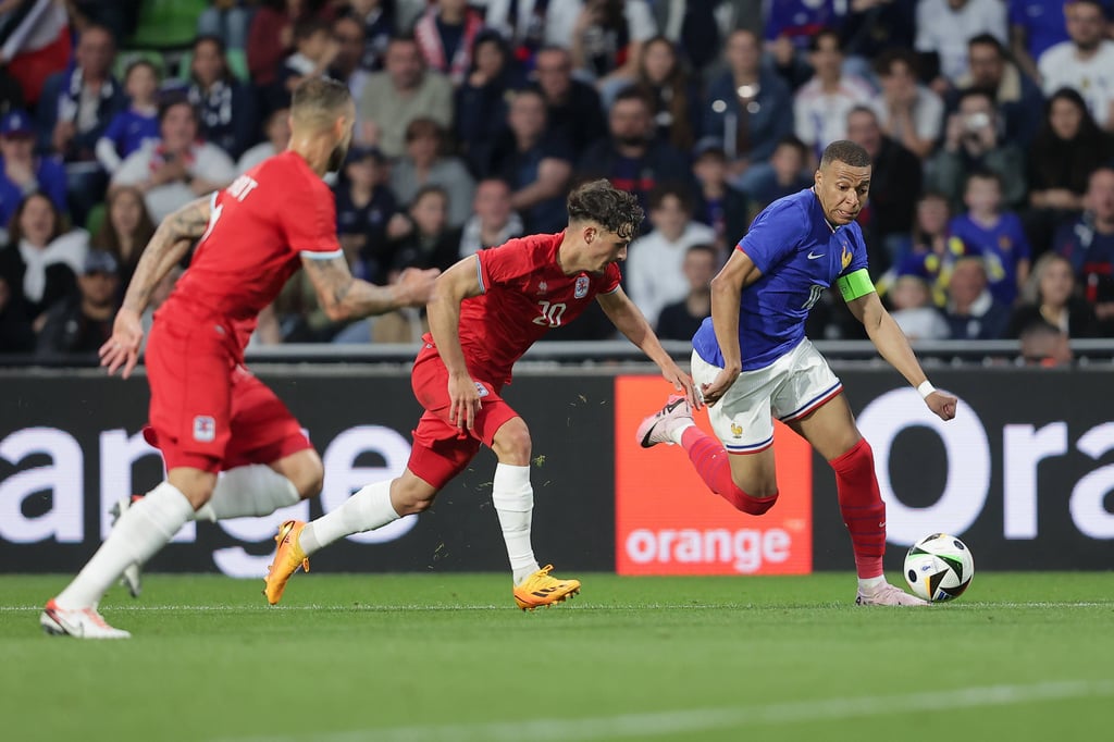 Magdeburgs Eldin Dzogovic (mittig) im Duell mit Frankreichs Kylian Mbappé.
