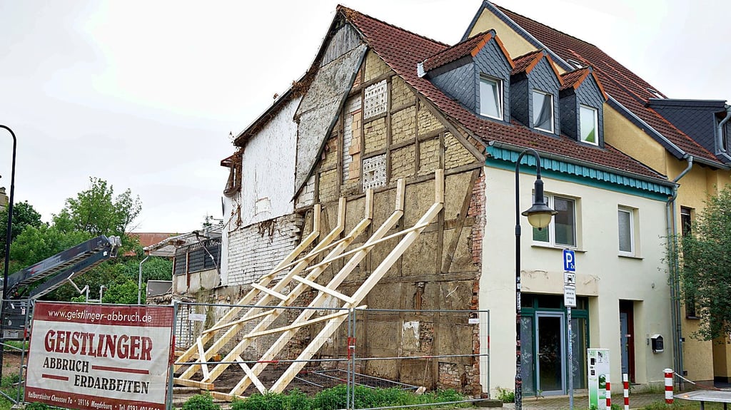 Die Friedensstraße 12 wurde abgerissen, nun muss das Nachbarhaus abgestützt werden.