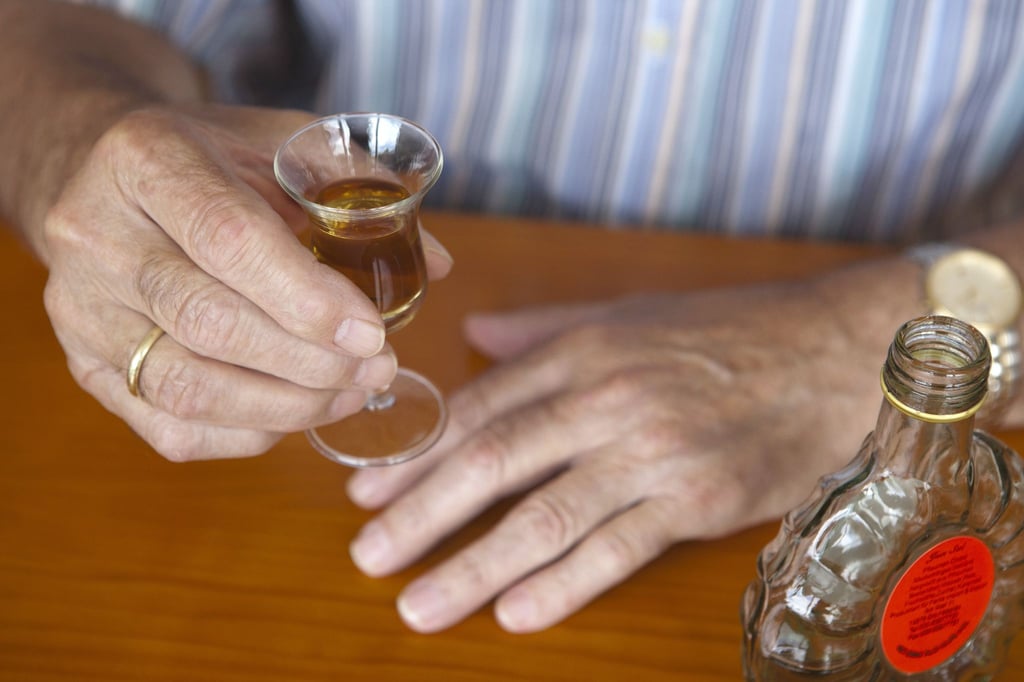 Auch im Alter kann Alkoholabhängigkeit ein Problem werden. Besonders wer aus emotionalen Gründen trinkt, sollte aufpassen.