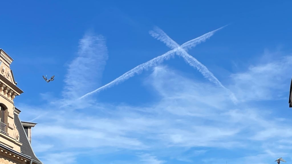 Selbst am Himmel über Halle gab es am Wahltag quasi die Aufforderung, das Kreuz zu setzen. Der blaue Himmel passte zum Wahlausgang.