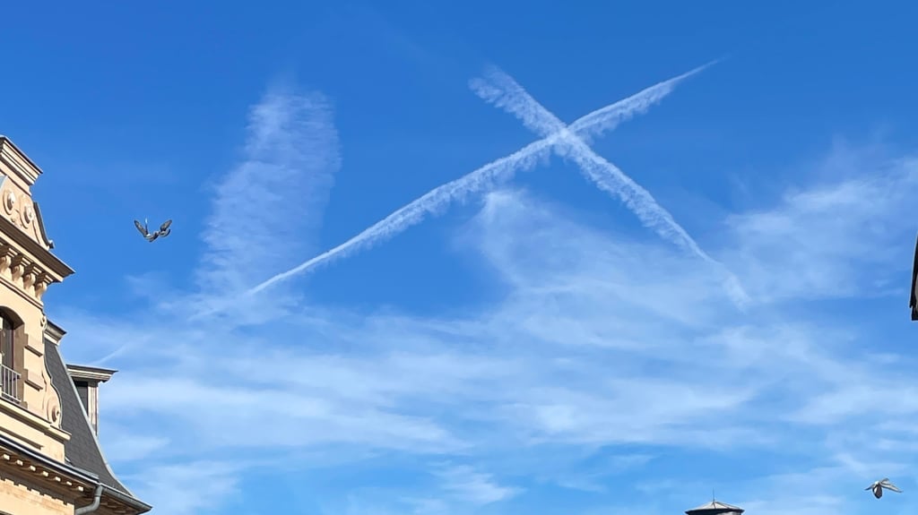 Selbst am Himmel über Halle gab es am Wahltag quasi die Aufforderung, das Kreuz zu setzen. Der blaue Himmel passte zum Wahlausgang.