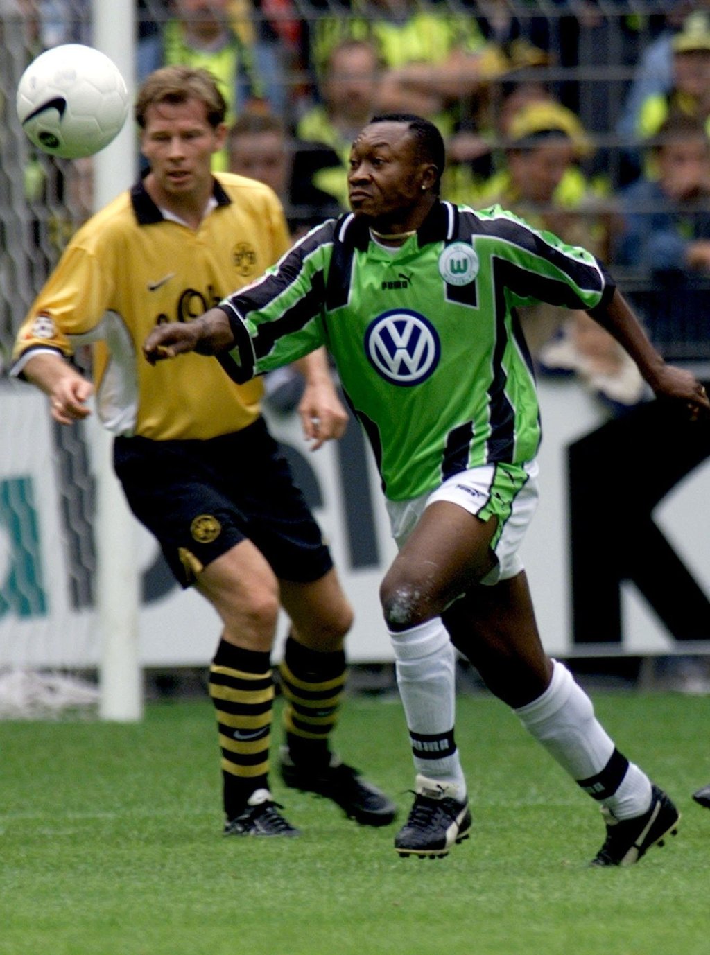 Rückblick ins Jahr 1999: Der damalige Wolfsburger Jean-Kasongo Banza (r) kommt vor dem Dortmunder Stefan Reuter an den Ball.